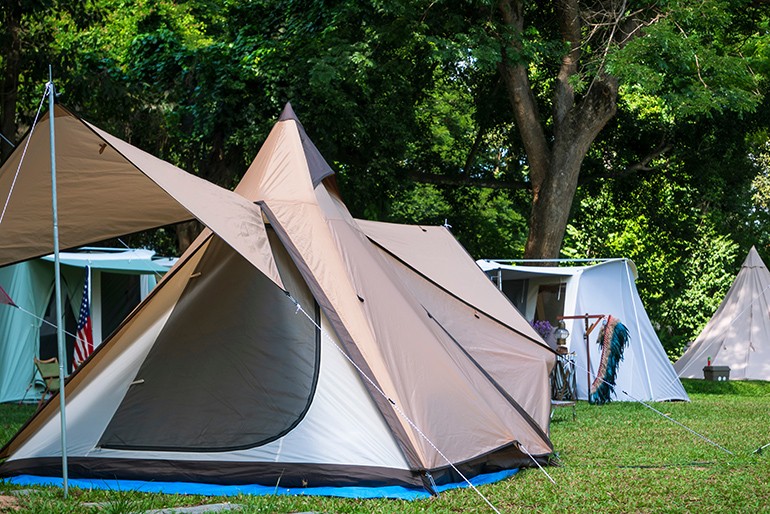キャンプグッズが際立つ！アウトドア撮影の背景ノイズ処理とロケの極意