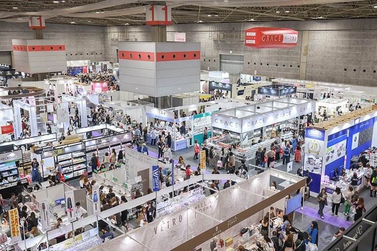 【ビューティーワールドジャパン2025大阪レポート】来年の課題。売上を伸ばす美容商品の"見せ方"をプロが徹底解説の物撮り