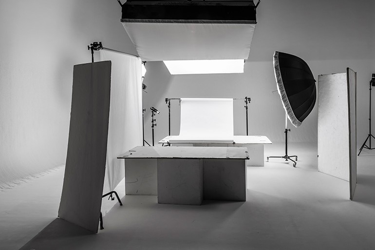 【プロ直伝】「透明な商品」が白背景で消える…。その悩み、照明の「足し算」ではなく「引き算」で解決します。の物撮り