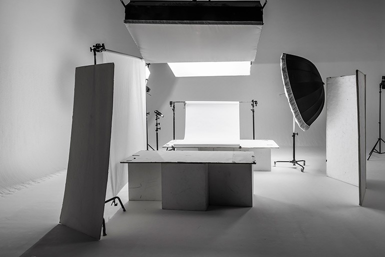 その撮影セット、毎回組んで片付けますか？