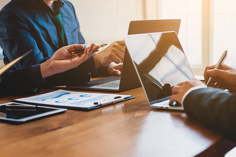 「予算消化」で終わらせない。3月末の駆け込み撮影を「来期の売上を作る資産」に変える、プロの現場術