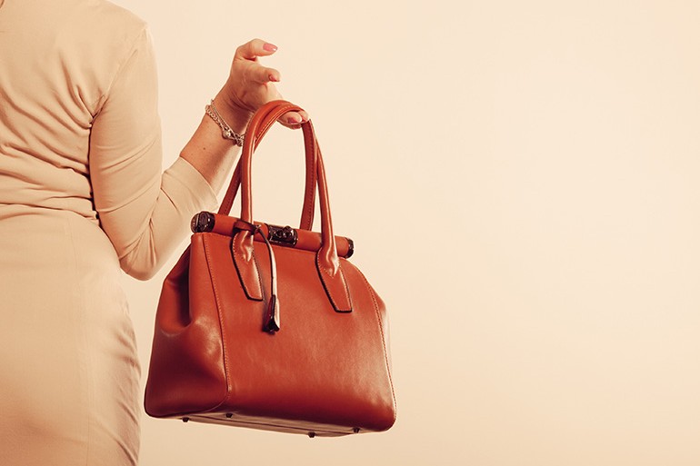 バッグ撮影の「詰め物（アンコ）」正解はこれだ。プロが教える、革の表情を変える骨格形成術の物撮り
