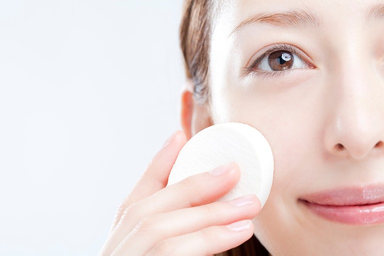 AI生成のコスメ写真は共感を呼ぶか？リアルな体温を届けるプロの撮影術の物撮り