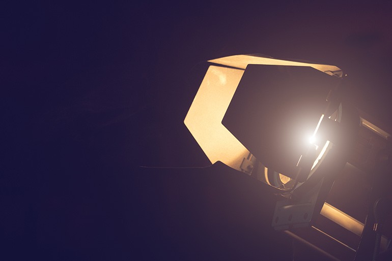 現場の裏技。「黒レフ」と「グリッド」を使わないと、高級感は一生出せない