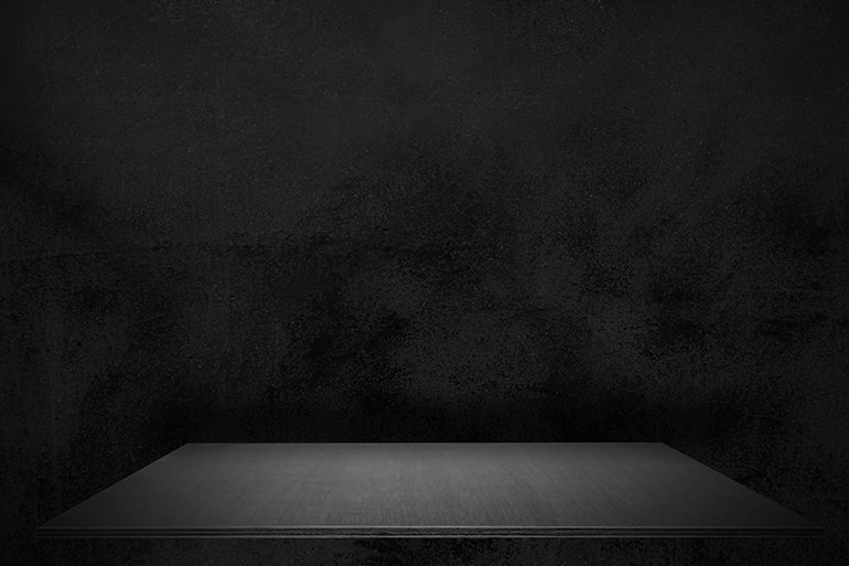 闇に溶ける商品を救え。「黒背景×黒アイテム」で高級感を生む唯一の解法と、現場が隠したがるライティングの秘密の物撮り