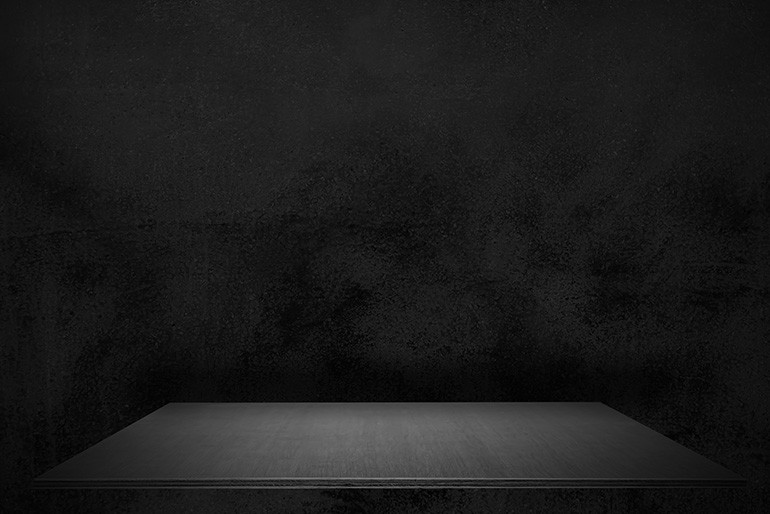 闇に溶ける商品を救え。「黒背景×黒アイテム」で高級感を生む唯一の解法と、現場が隠したがるライティングの秘密