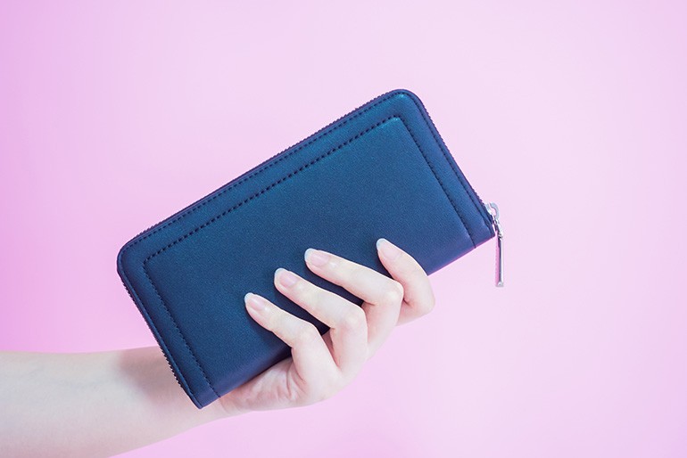 「金運が逃げる」写真になっていませんか？春財布のゴールド・黄色を“正しく輝かせる”プロのライティング物理学