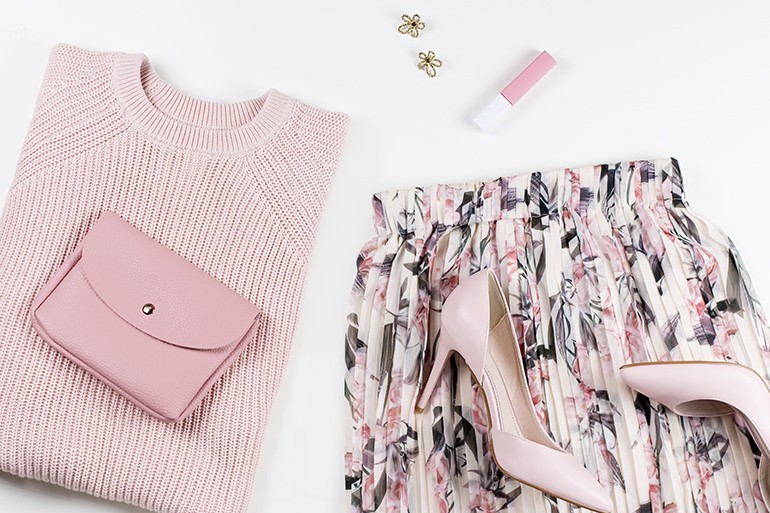 【アパレル撮影】「ピンクがグレーになる」を物理で解決する。春夏物のパステル・シアー素材を正確な色で撮るためのプロの現場術の物撮り