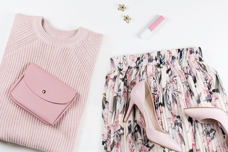 【アパレル撮影】「ピンクがグレーになる」を物理で解決する。春夏物のパステル・シアー素材を正確な色で撮るためのプロの現場術