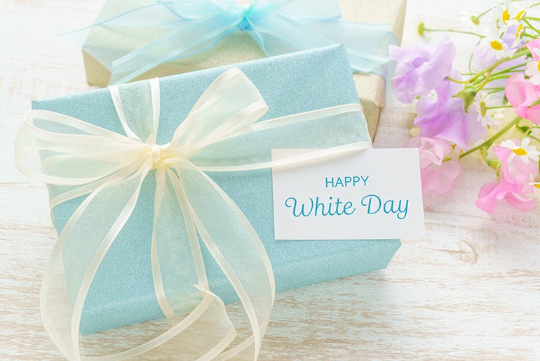 ホワイトデー商戦の落とし穴。「高級な詰め合わせ」が「安売りワゴン」に見えてしまう理由と、黒で締めるライティング術