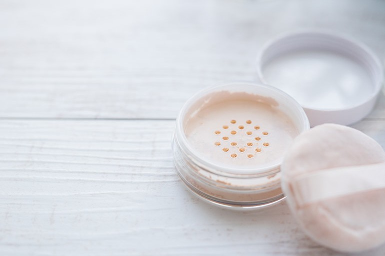 「そのファンデ、泥に見えてますよ。」スマホ接写の限界と、プロが描く"売れる"テクスチャの正体の物撮り