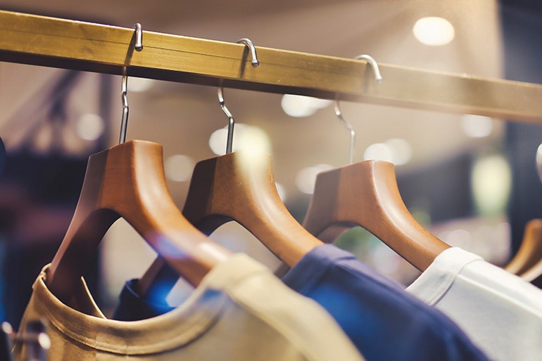 「ハンガー」対「平置き」論争に終止符を。アパレルの“シルエット”を支配し、ECの反応率を変えるプロの撮影物理学の物撮り