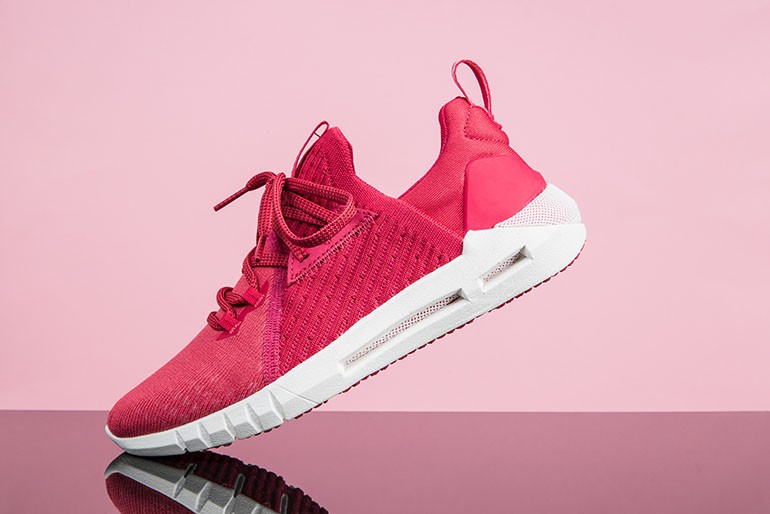 スニーカーの「顔」が決まらないあなたへ。角度の正解と、素材を殺すライティングの罠