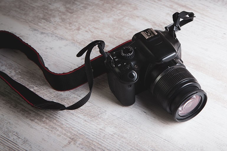 ガラス撮影の映り込み地獄。カメラマンが教える「透明」を作る物理学の物撮り