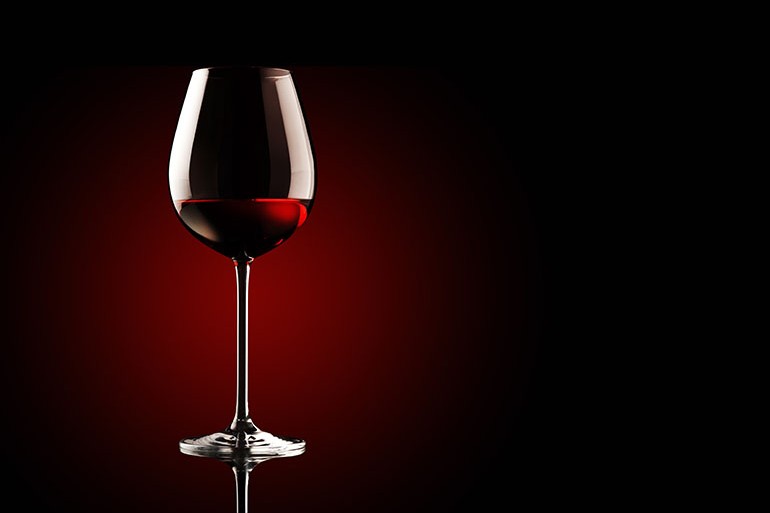 グラス撮影の「映り込み」は消せる。透明感を劇的に高めるプロの透過・黒締め術の物撮り