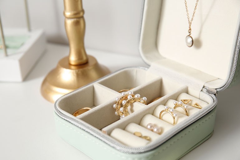 ジュエリー撮影で「全体にピントが合わない」のは腕のせいではありません。マクロレンズの物理的限界と、プロが使う"深度合成"という選択肢。