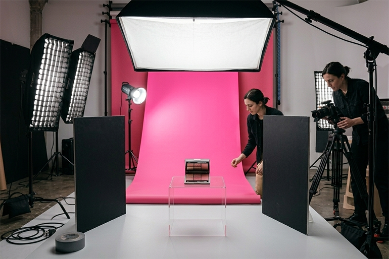 最新トレンド！Z世代に刺さるポップなカラーバック撮影の極意