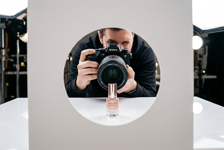 自社撮影の限界を感じたら。コストと時間を削減する経営的判断