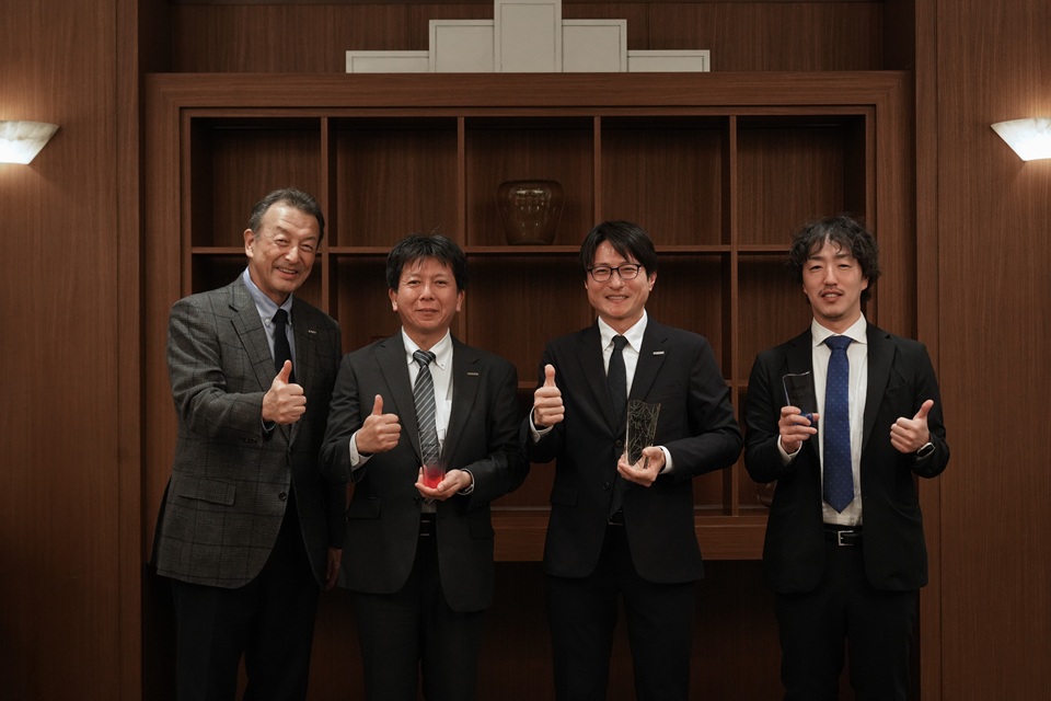 表彰式後の記念撮影(左から)BYD Auto Japan株式会社 代表取締役社長 東福寺 厚樹、BYD AUTO 岡崎 サービスマネージャー 三島 武司 氏(第2位)、BYD AUTO 鹿児島 サービスマネージャー 松本 洋和 氏(第1位)、BYD AUTO 金沢 サービスマネージャー 中村 厚 氏(第3位)。