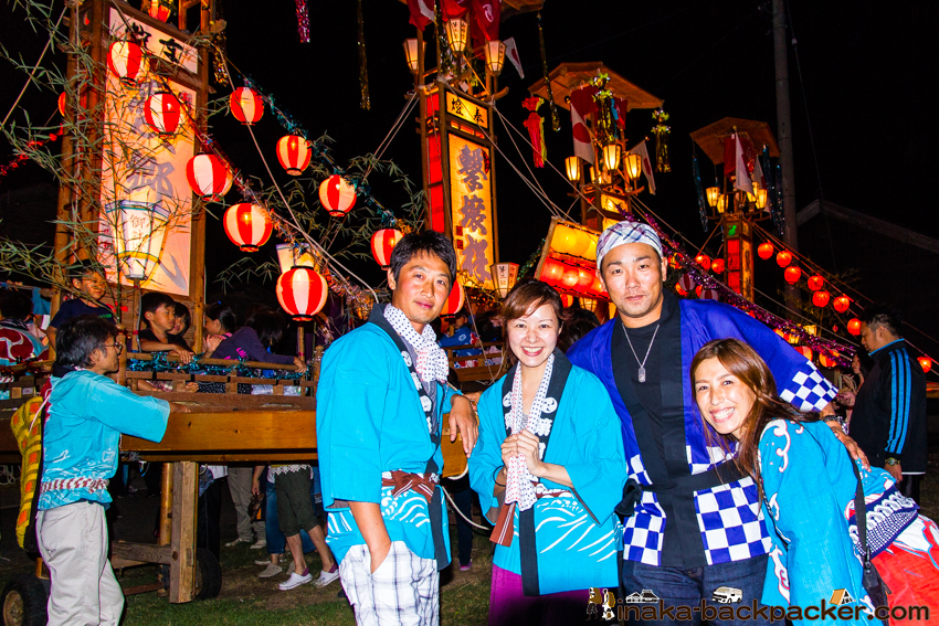 秋(毎年9月)のキリコ祭り。背景の「キリコ」を担ぎましょう!