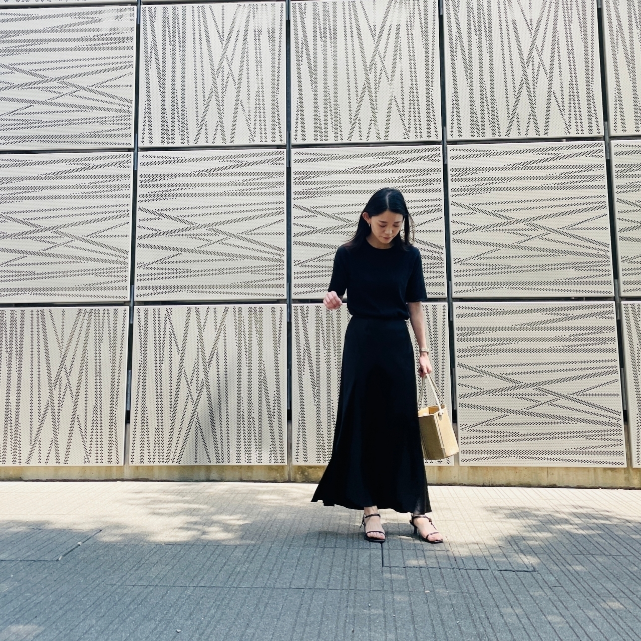 低身長的 夏のオールブラックコーデの正解 軽やかに見せるコツは 身長150cmエディターchiaki Baila