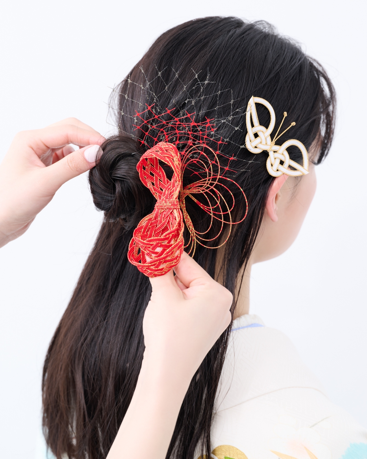 【卒業式袴ヘアアレンジ・セミロング③】S字ウェーブがモダンなハーフアップシニヨン　STEP４