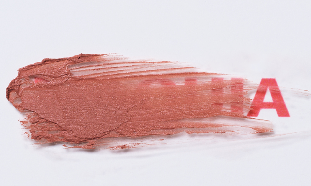 マキアベストコスメ2025下半期　リップ部門5位 シャネル　ルージュ アリュール ヴェルヴェット 77の質感をチェック