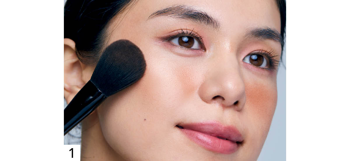 シワを取るハイライトの入れ方 ステップ1 ベージュを頬を中心に塗る