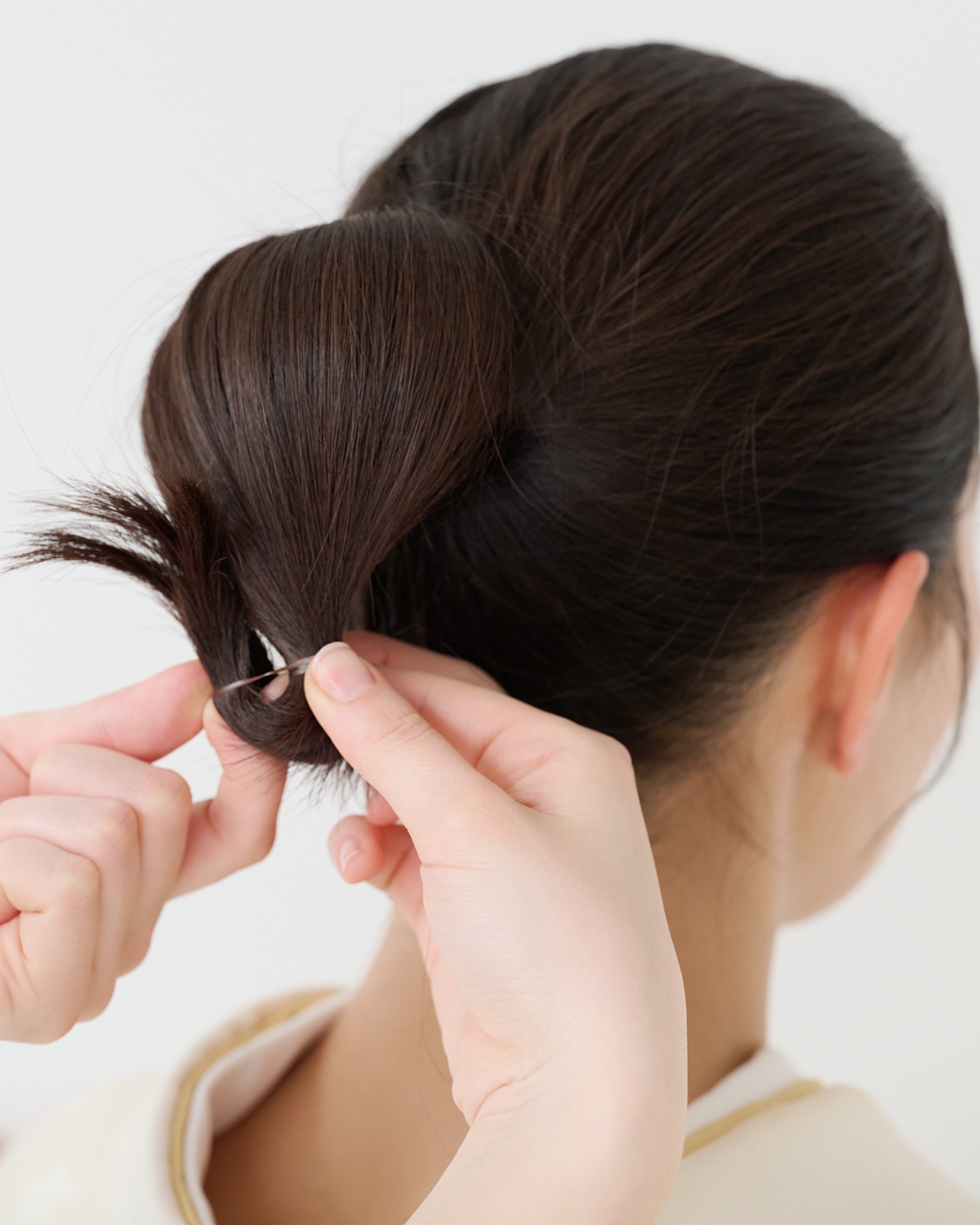 【セミロング①着物】清潔感と上品さを兼ね備えたくるりぱ仕立てのシニヨン　STEP４