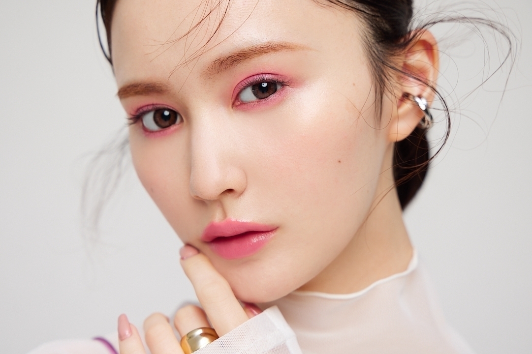 山本望叶 ピンクアイシャドウ