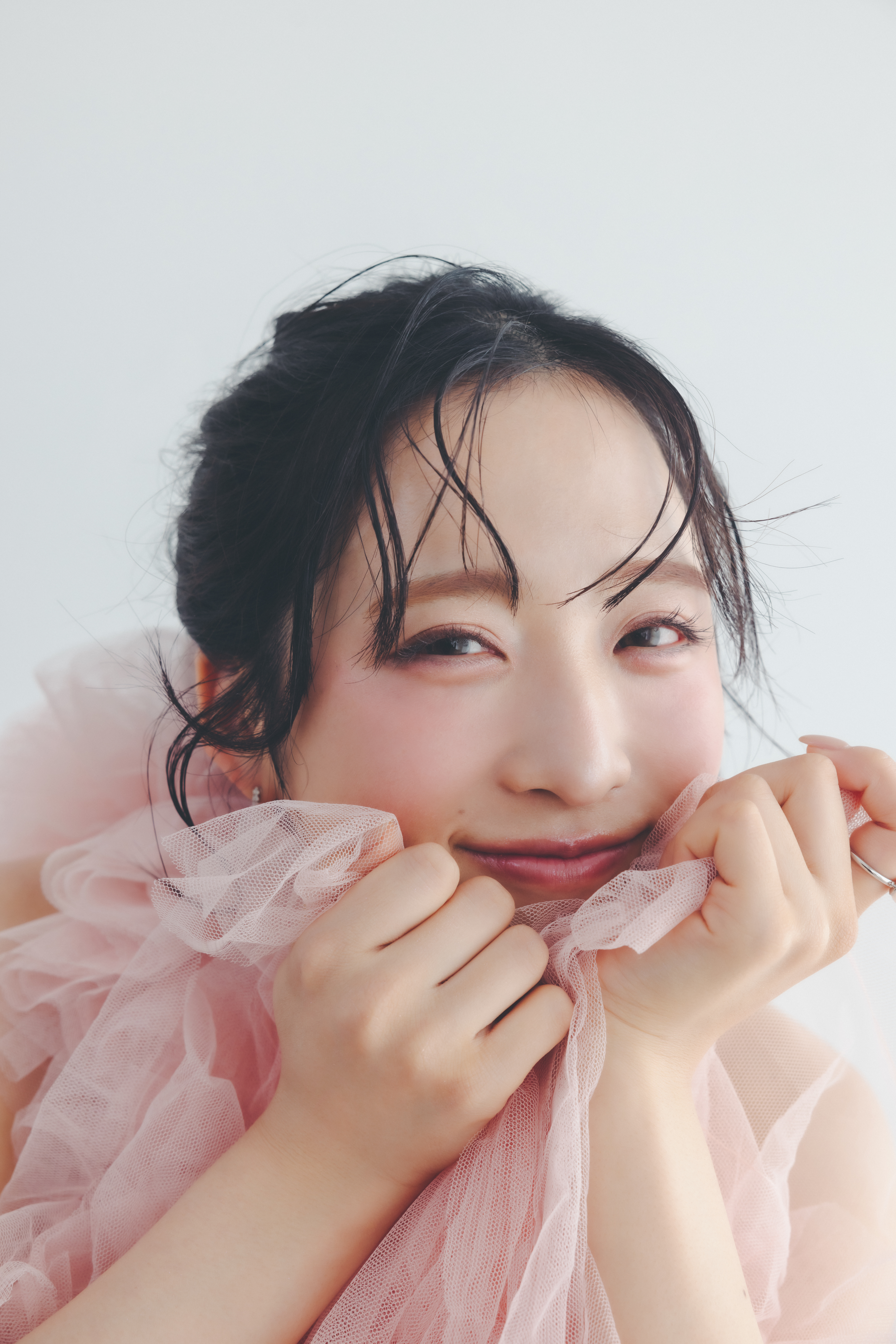 小栗有以（AKB48）表紙ピンク衣装