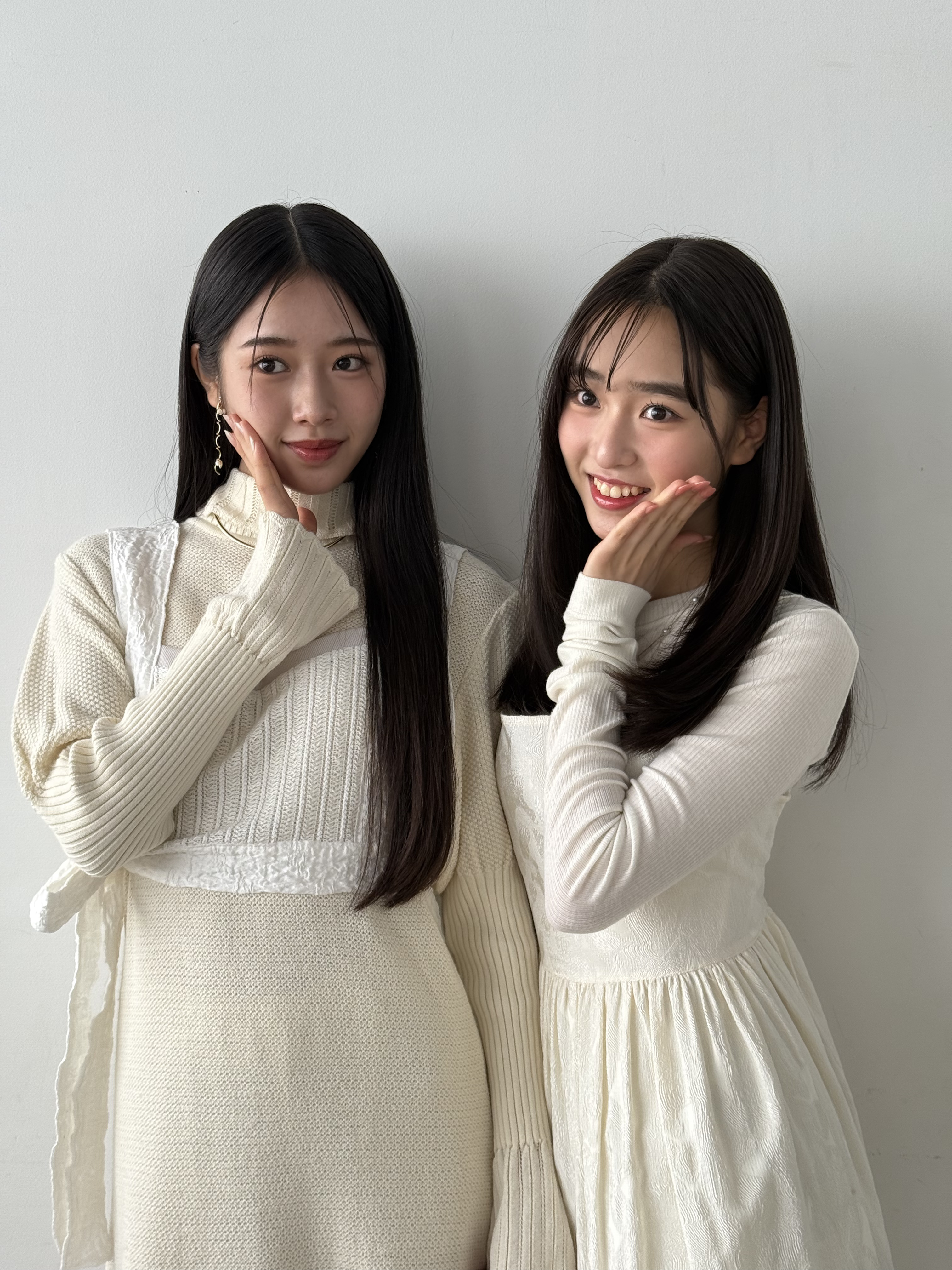 天翔天音　藤岡舞衣　小顔ポーズ