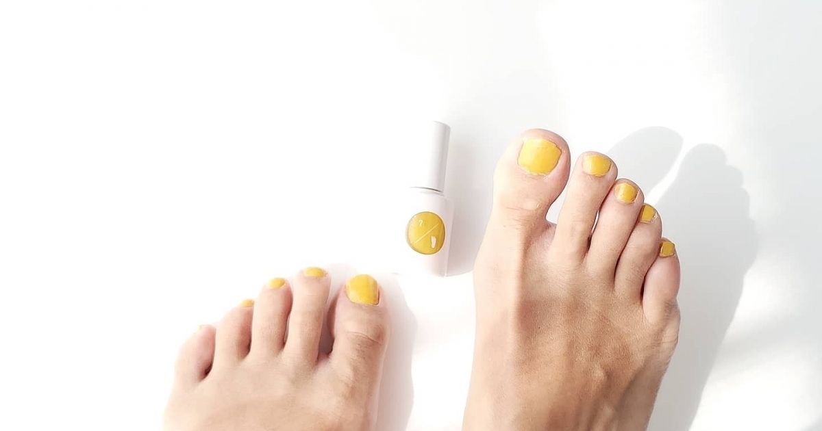 Uka 日焼け肌にも映える マリーゴールドイエローのペディキュアが可愛い マキアオンライン Maquia Online