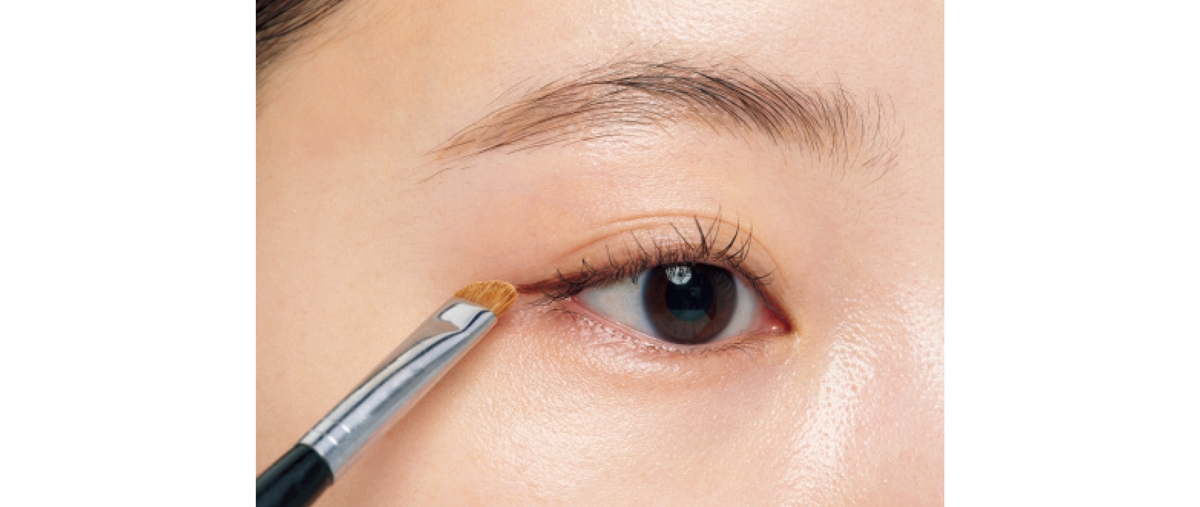 アイラインを描いたら、似た色のパウダーアイシャドウを平筆にとってラインの上に。パウダーで、汗のベタつきを防ぐテク。