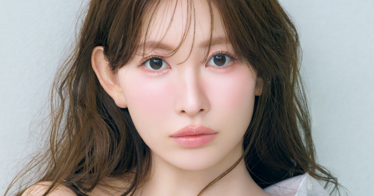 MAQUIA[マキア] 2017年10月号☆小嶋陽菜 小嶋陽菜、艶やか美脚披露「MAQUIA」表紙に登場 - モデルプレス