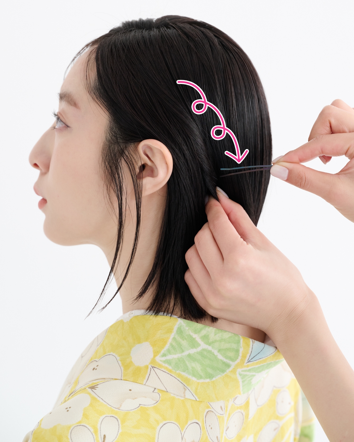 【卒業式袴ヘアアレンジ・ミディアム➀】煌めくパールがアクセントの簡単サイドねじり　STEP４