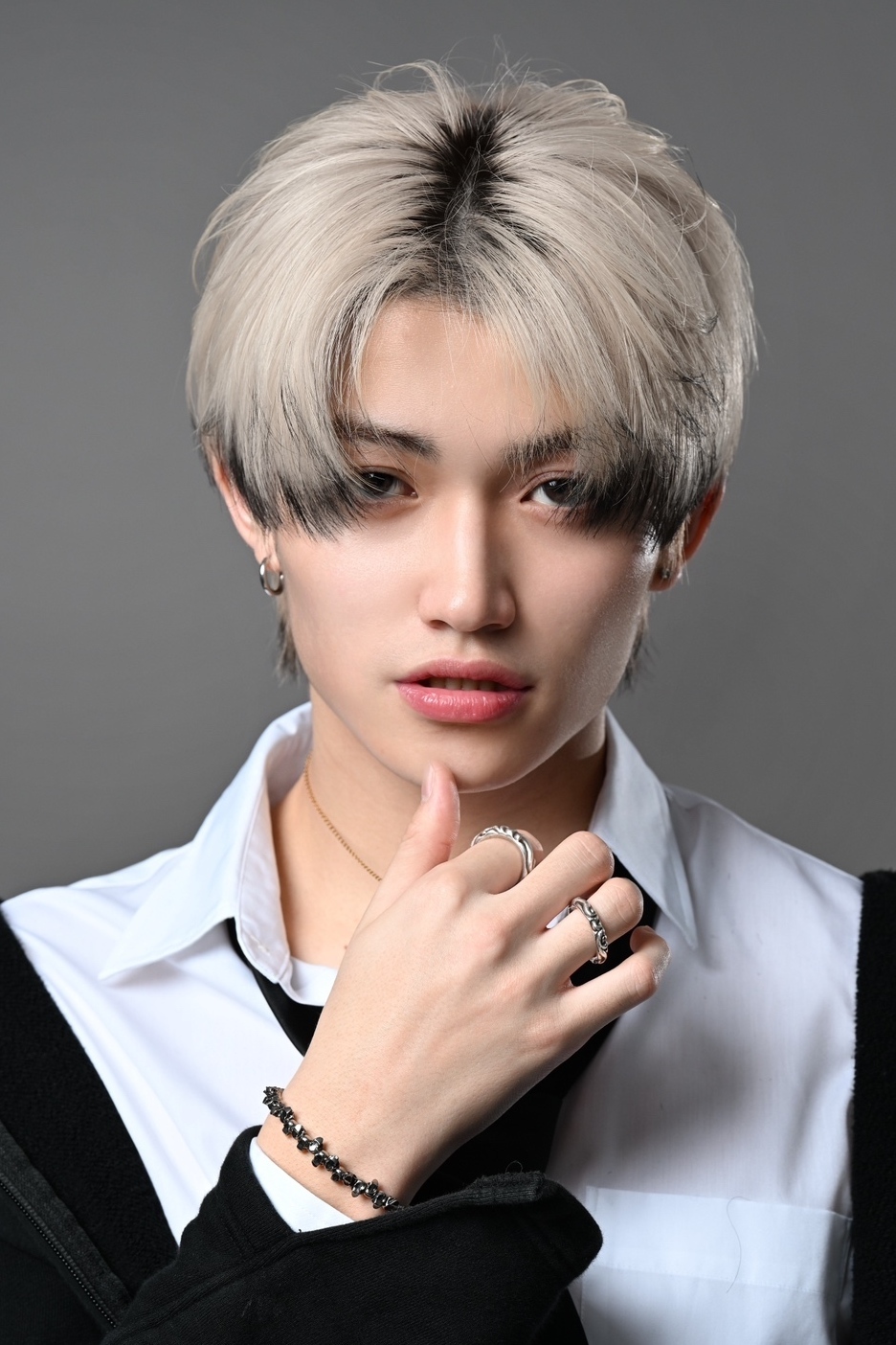 NI-KI（ENHYPEN）風　髪型　ヘアスタイル　ハイトーンショートヘア　正面