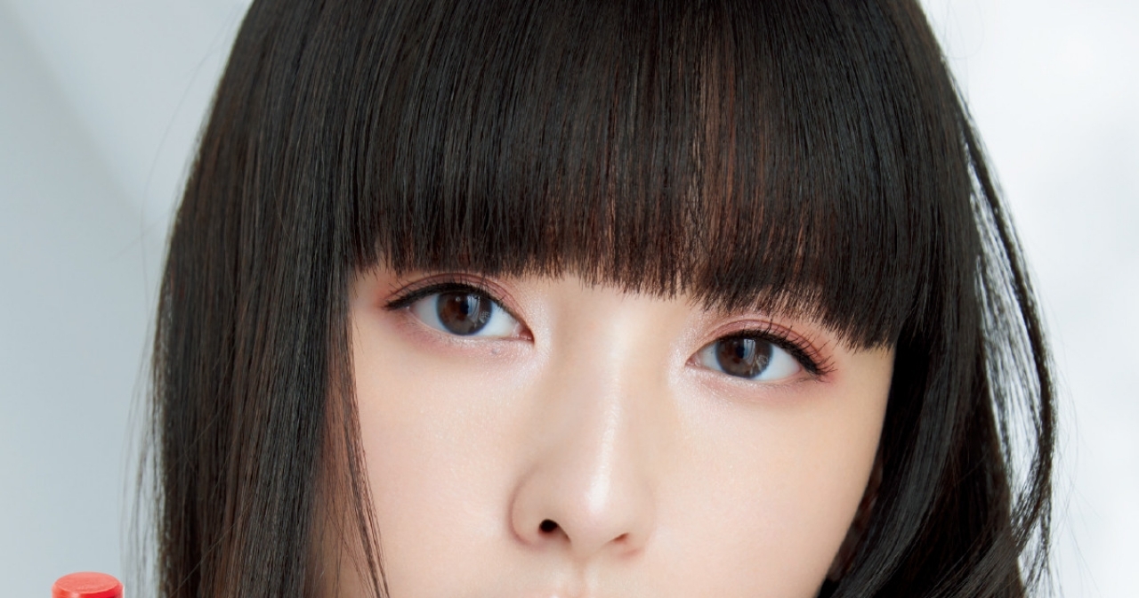 鈴木えみさんが選んだ春リップはコレ シュウ ウエムラの朱赤が今の気分 マキアオンライン Maquia Online