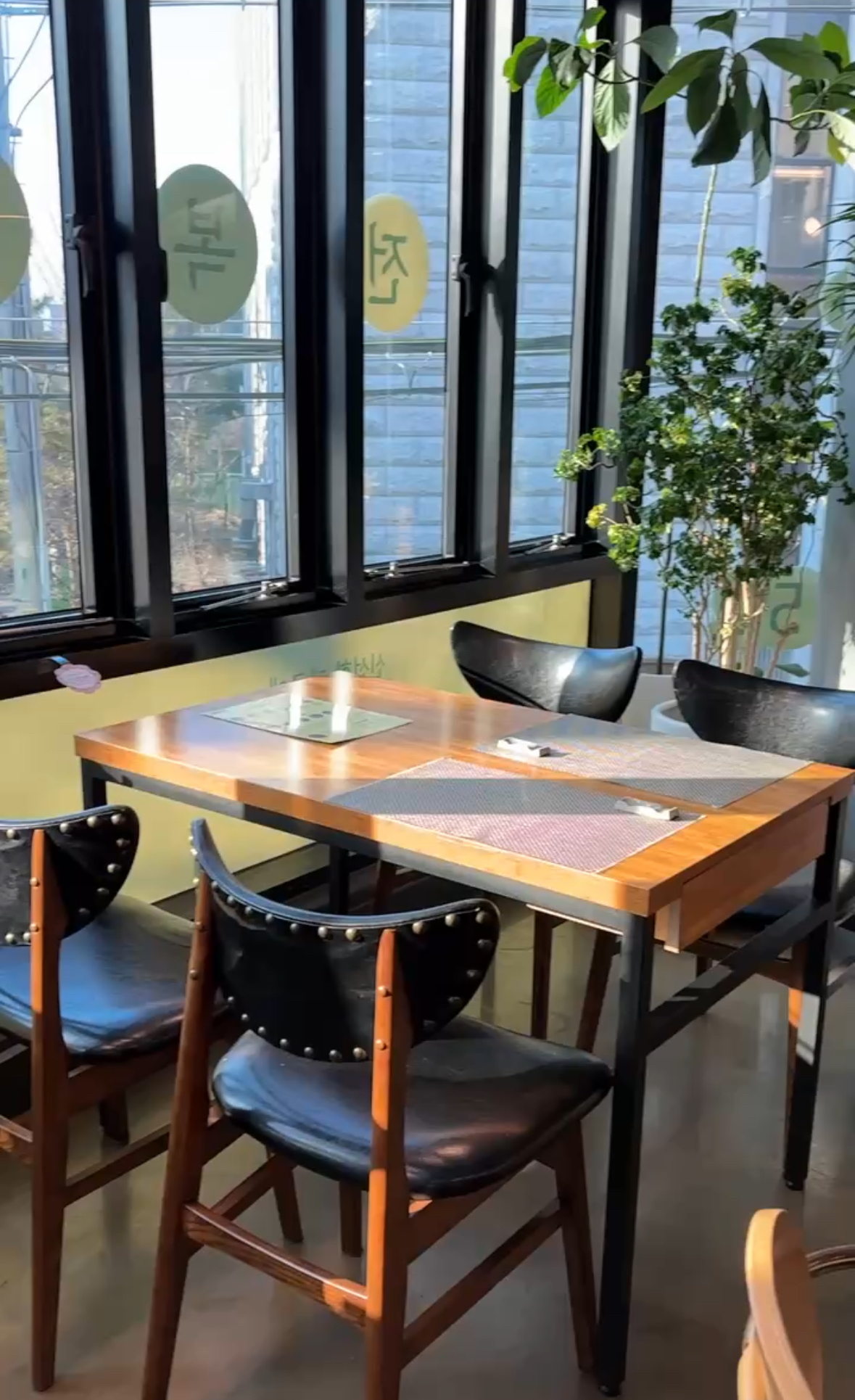 ひとリート 韓国　女子　一人旅　ご飯　スポット　江南　ジニあわび粥　内観