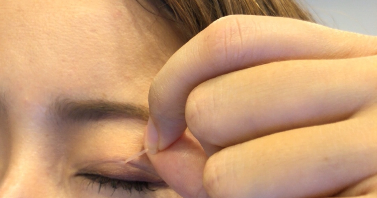 悩めるアイプチさんに 優秀 ダイソーアイテープでアイシャドウをキレイに仕上げるコツ完全版 マキアオンライン Maquia Online