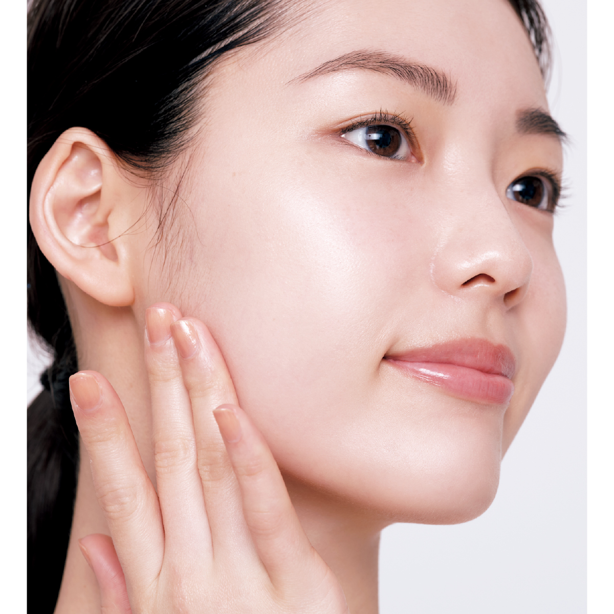 眉頭とあごに点置きで まろやかに引き締める