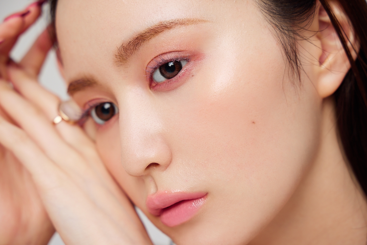 山本望叶 ピンクアイシャドウ