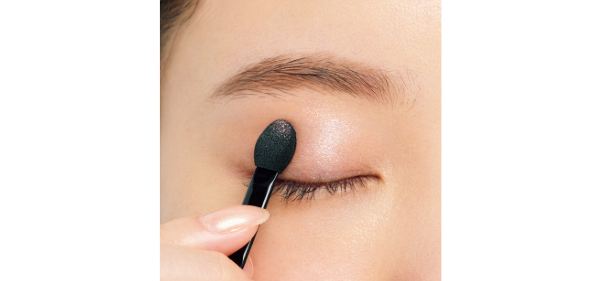 まぶたにラメをのせたら、チップで軽く圧をかけてみて。