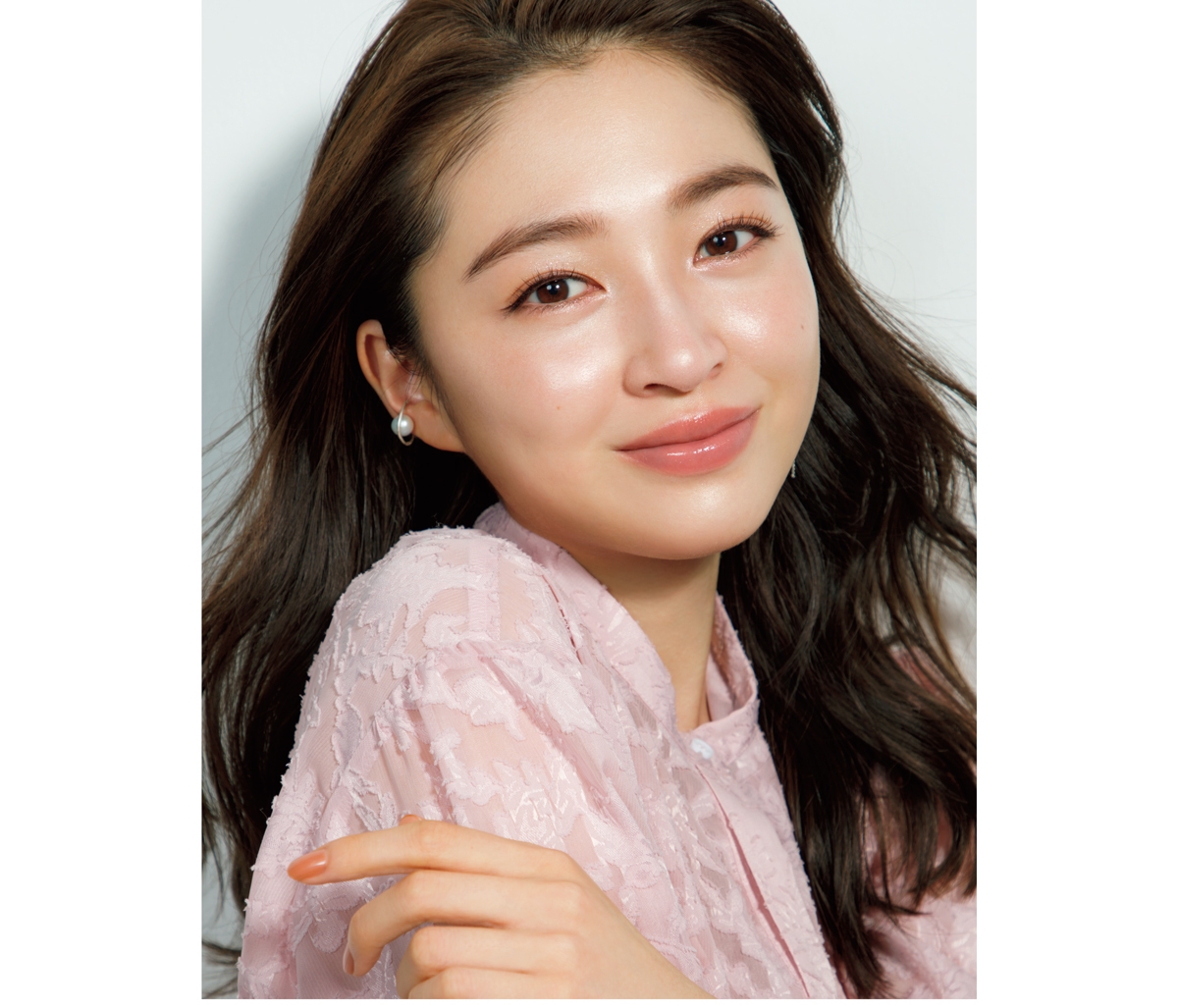 丸みのある柔らかな光を纏って 華々しく愛らしい肌感に