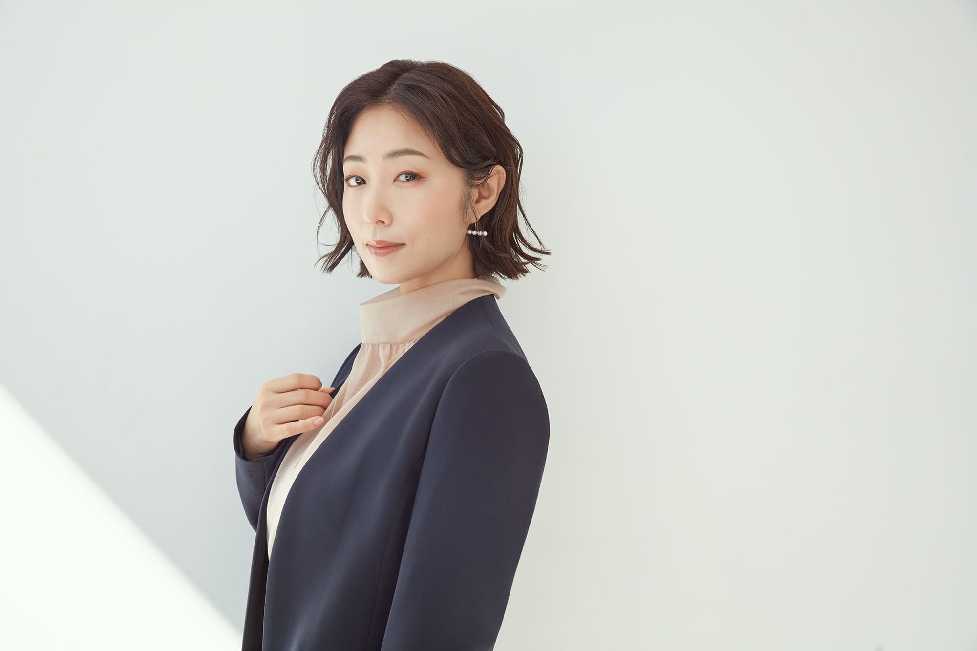 春の【ハレの日メイク】MEGUMIさんに聞く、フォーマルなセットアップにあわせるメイク＆ヘアは？