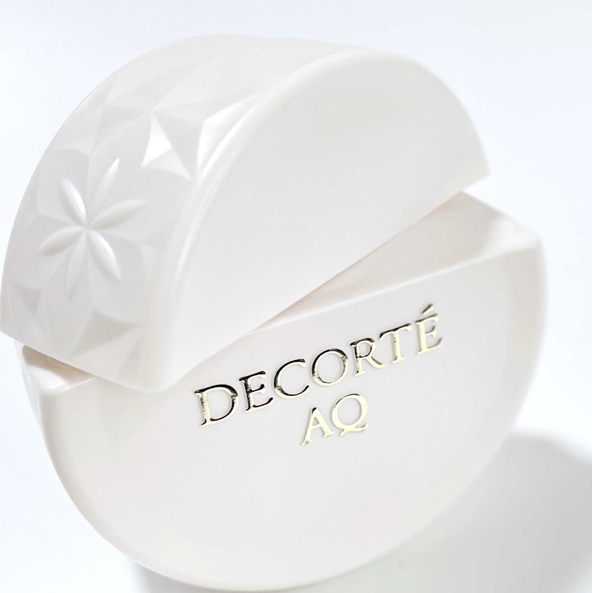 プレゼントにおすすめのハンドクリーム コスメデコルテ ＡＱ ハンドエッセンス