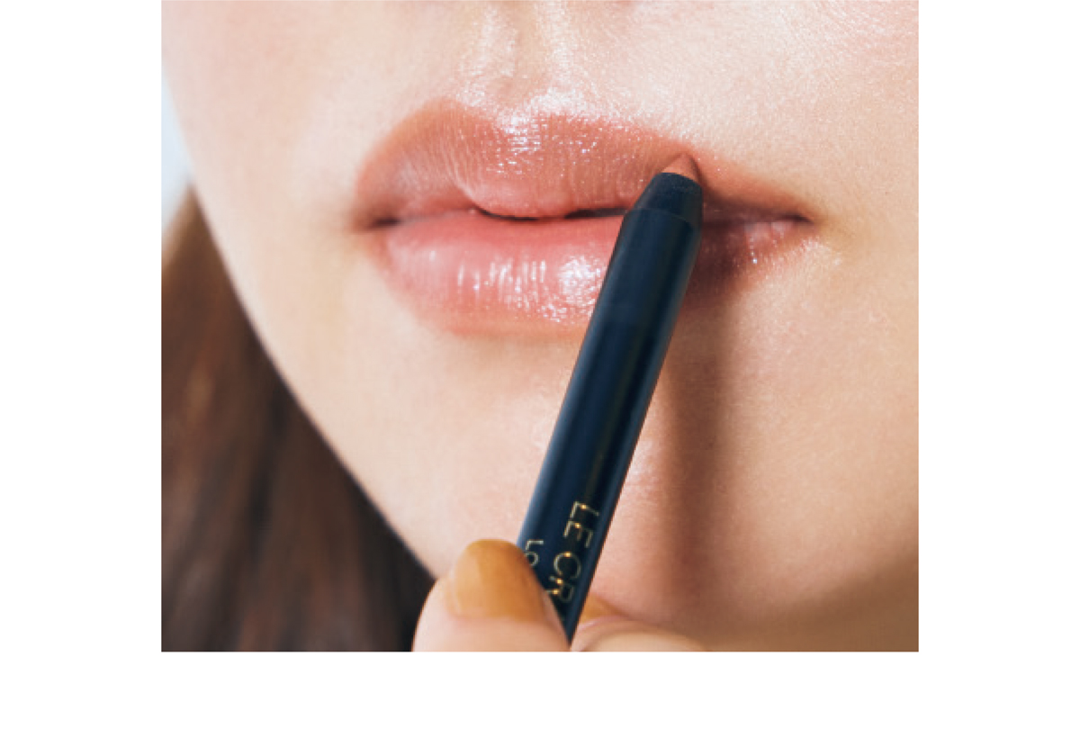 上唇の輪郭のみを2㎜ほどオーバーに描く。