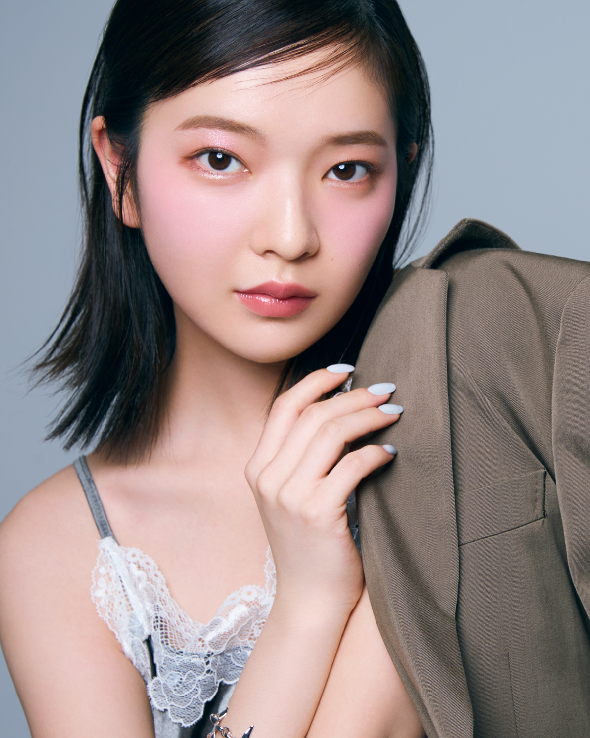 ペリペラの青みピンクチークで“可愛げ”が加速！ プチプラで盛るトレンドメイク【MAQUIAプチプラコスメグランプリ2025】