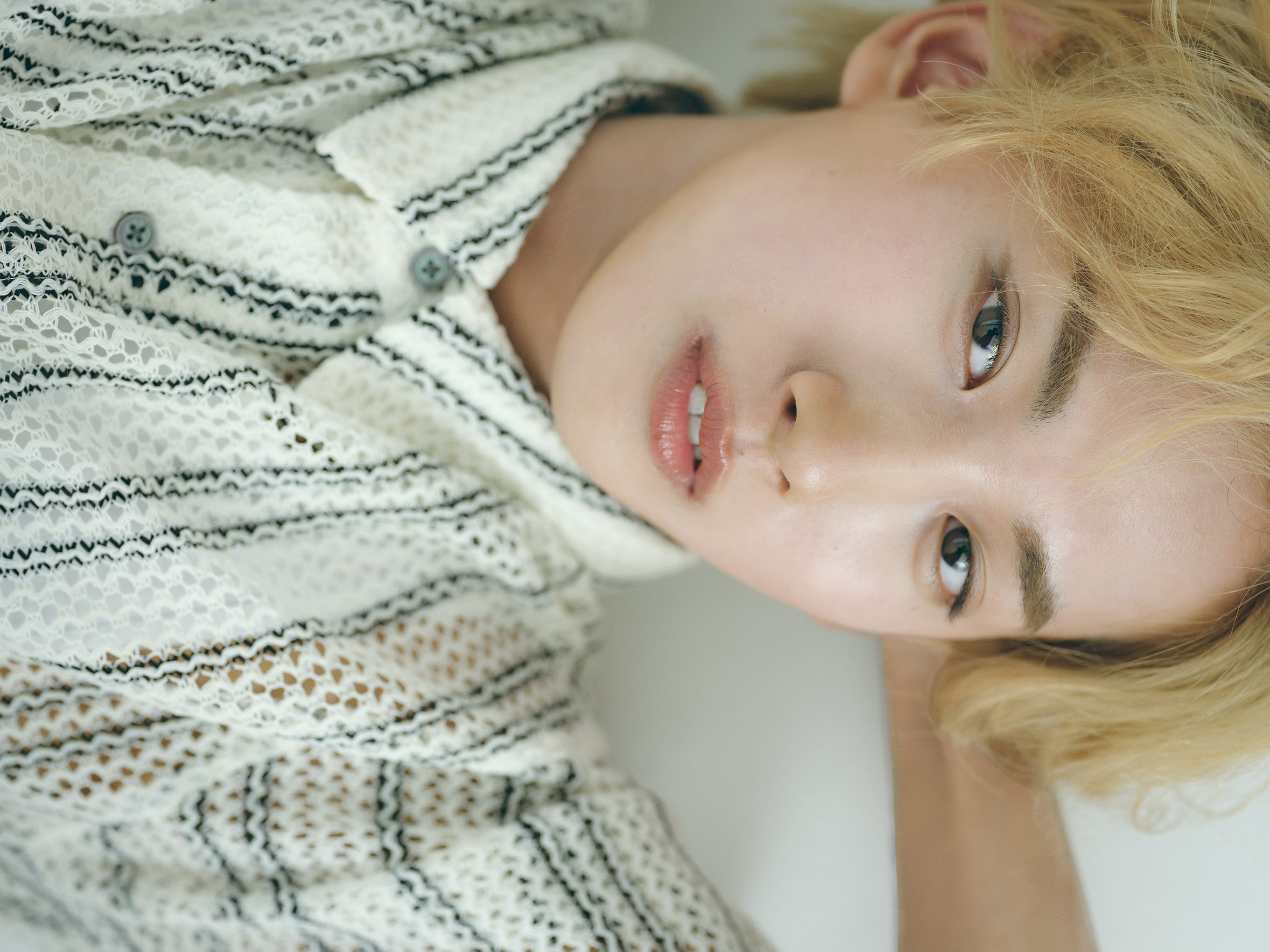 モデル 鈴木凌　寝ころびバストアップ正面