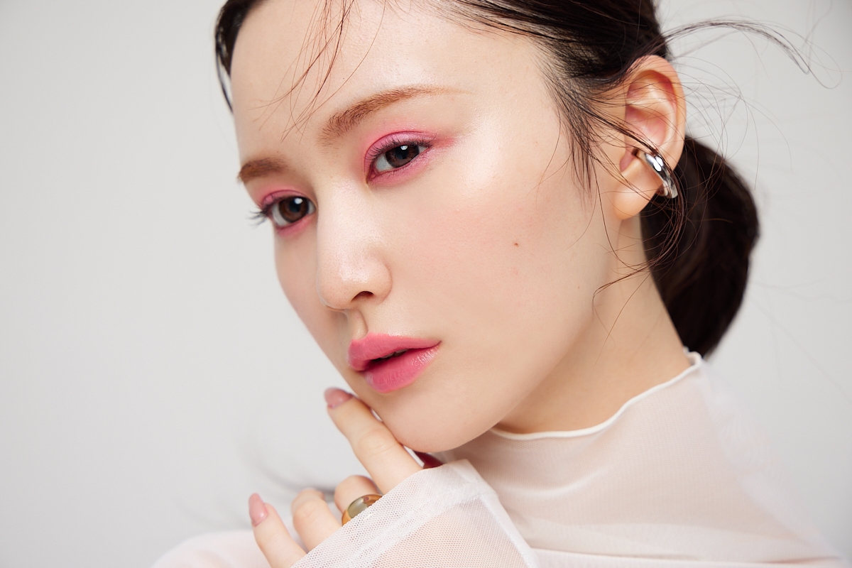 山本望叶 ピンクアイシャドウ